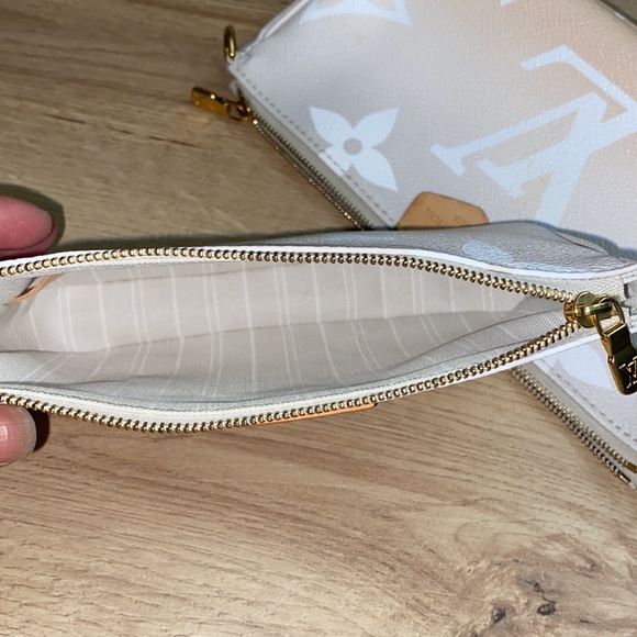 LOUIS VUITTON Monogram Giant By The Pool Multi Pochette Accessories - Picture 12 of 16